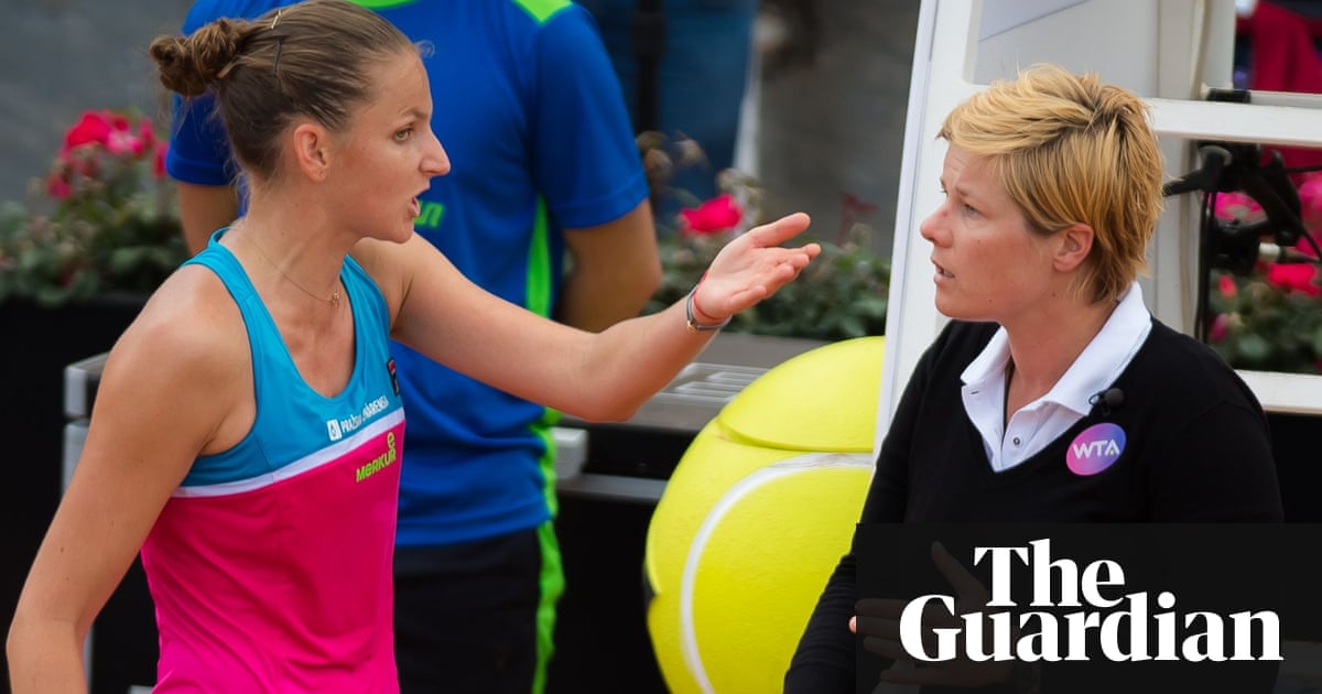 Karolina Plíšková damages umpire's chair in tantrum – video