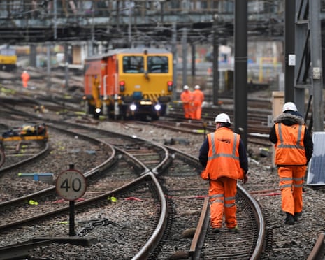 Travelers disrupted by engineering works and delays during Christmas get away in UK<br>epa05687336 Network Rail staff work on tracks at a closed Paddington Station in London, Britain, 24 December 2016. Tens of thousands of people will have their Christmas travel disrupted over the festive period across the UK as Network Rail continues engineering works. Paddington Station is closed for such works with no Heathrow Express trains operating. EPA/ANDY RAIN