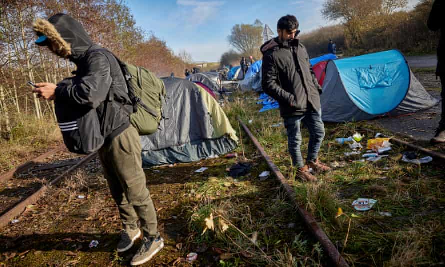 Les gens dans un camp