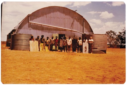 Papunya ‘painting men’ with Geoff in December 1971.