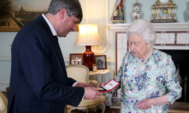 Ratu Elizabeth II mempersembahkan medali kepada Simon Armitage