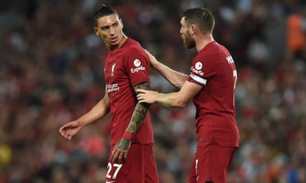 Liverpools Darwin Núñez forlater banen etter at han blir utvist mens Liverpools James Milner ser på i Premier League-kampen mot Crystal Palace.