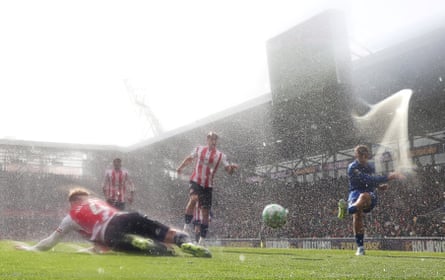 Kiernan Dewsbury-Hall scores for Everton successful nan rainfall astatine Brentford
