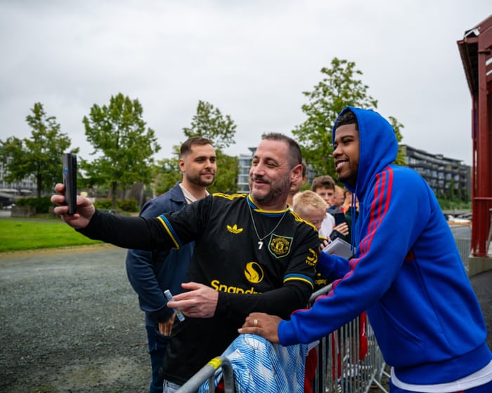 Football Daily | Manchester United and the quest to make mythical midfield a reality