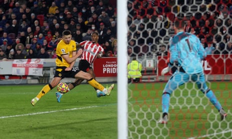 Ivan Toney equalises for the Bees.