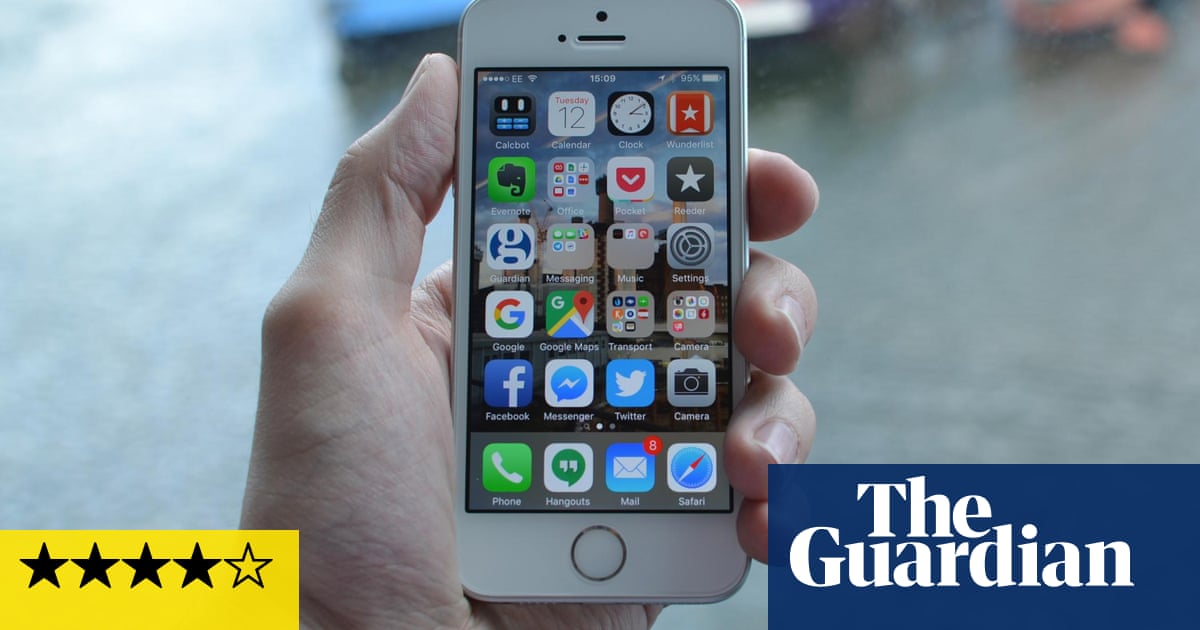 Apple Iphone Se Review Too Small For Most People Iphone The Guardian