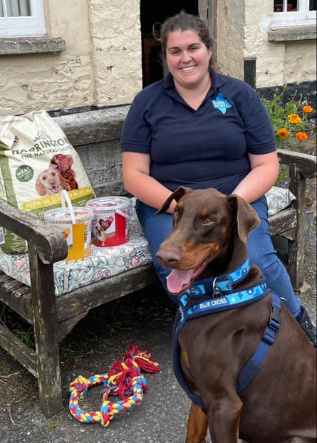Sarah Eden, qui dirige la banque alimentaire pour animaux de compagnie Exeter Blue Cross.