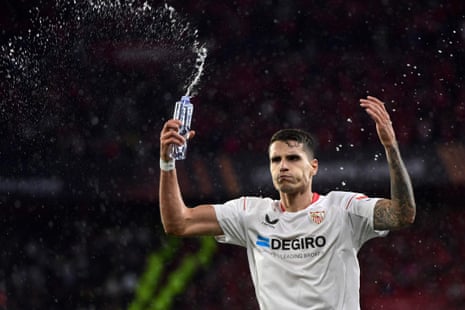 Erik Lamela dari Sevilla merayakan mencetak gol kedua timnya selama pertandingan sepak bola leg kedua semifinal Liga Eropa UEFA antara Sevilla dan Juventus.