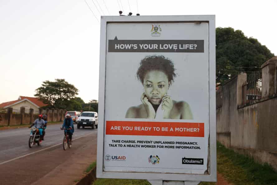پوستر اطلاعات بارداری برنامه ریزی نشده در کامپالا، اوگاندا.  کمپین‌های تبلیغاتی از تأثیر وحشتناکی بر بودجه دولت‌های آفریقایی برای خدمات تنظیم خانواده بیم دارند.
