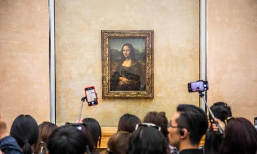 Visitors crowd to take pictures of Leonardo da Vinci’s painting La Gioconda (Mona Lisa) at the Louvre.