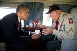 Obama talks to World War II verteran Kenneth (Rock) Merritt