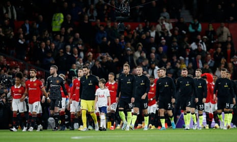 Manchester United og Tottenham Hotspur-spillerne går på banen.