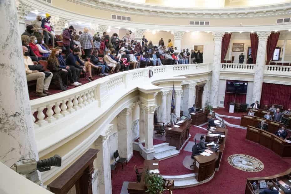 Los estudiantes de Idaho llenan la galería mientras H377 es debatido y aprobado por el Senado de Idaho esta semana.