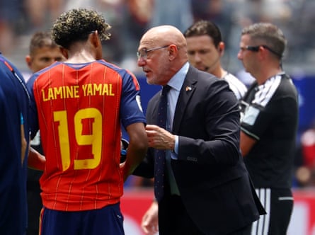 Luis de la Fuente speaks with Lamine Yamal during a hydration break on Friday