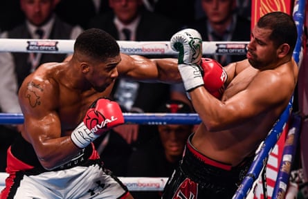 Anthony Joshua has Éric Molina on the ropes