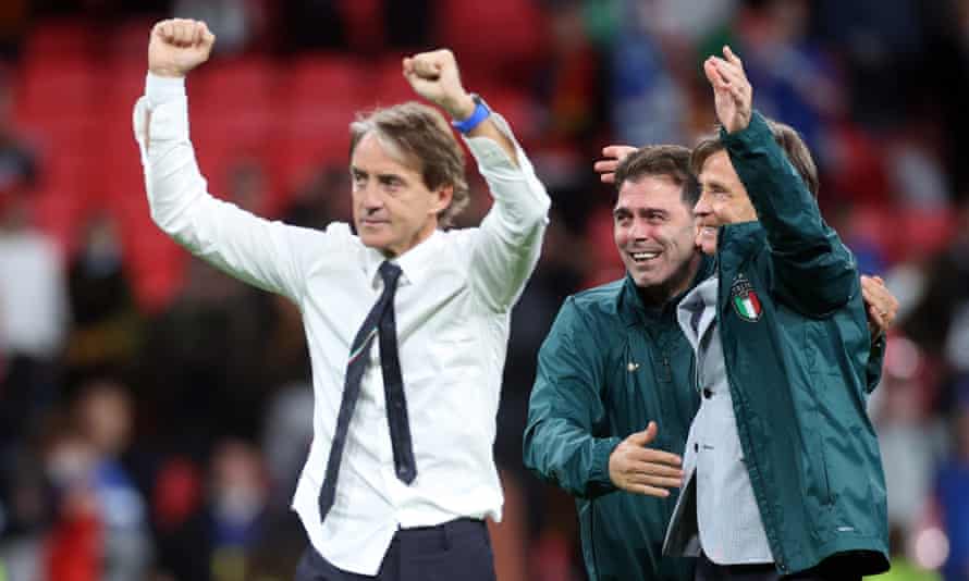 Roberto Mancini esulta dopo la vittoria ai rigori contro la Spagna in semifinale.