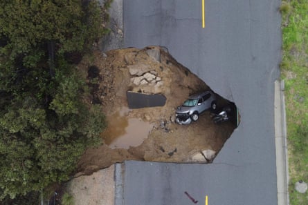 Varias personas tuvieron que ser rescatadas luego de que dos vehículos cayeran en un socavón en Chatsworth, California.