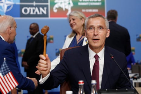 Tổng thư ký NATO Jens Stoltenberg đập búa báo hiệu bắt đầu cuộc họp bàn tròn.