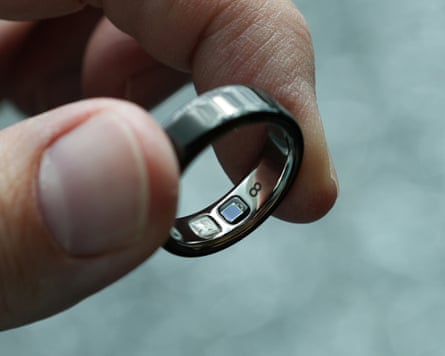The sensors and size marker on the inside of the Oura Ring 5.