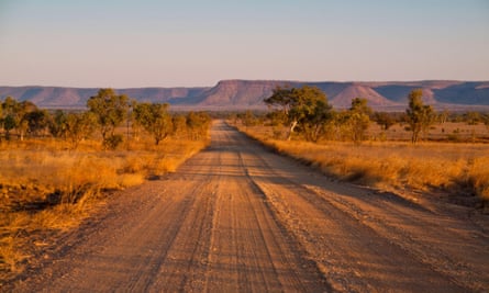 Lonely Mornington Road sur le chemin de Kimberley dans le nord de l'Australie occidentale.