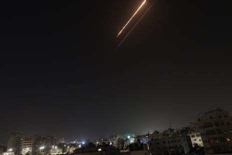 अमेरिकी-इजरायल हमलों के जवाब में ईरान से लॉन्च की गई मिसाइलें कब्जे वाले वेस्ट बैंक में रामल्लाह के आसमान में देखी गईं