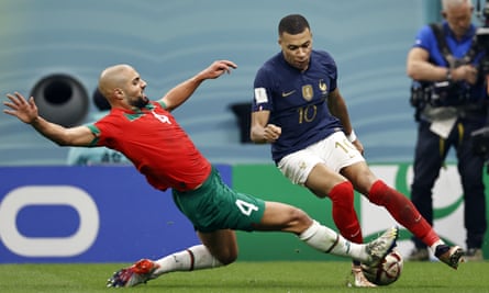 Sofyan Amrabat stoppe Kylian Mbappé en demi-finale du Maroc face à la France
