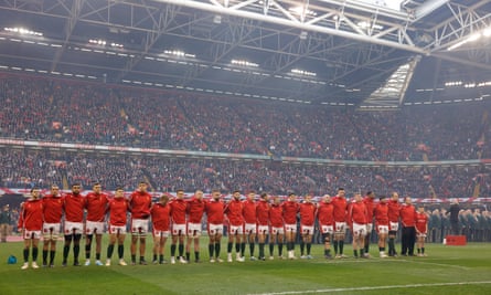 Joueurs du Pays de Galles pendant les hymnes nationaux avant leur match contre l'Angleterre