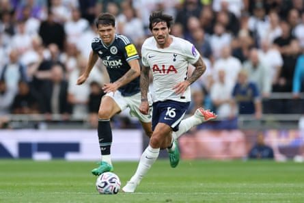 Sandro Tonali moves forward with the ball during the Premier League match between Tottenham and Newcastle.