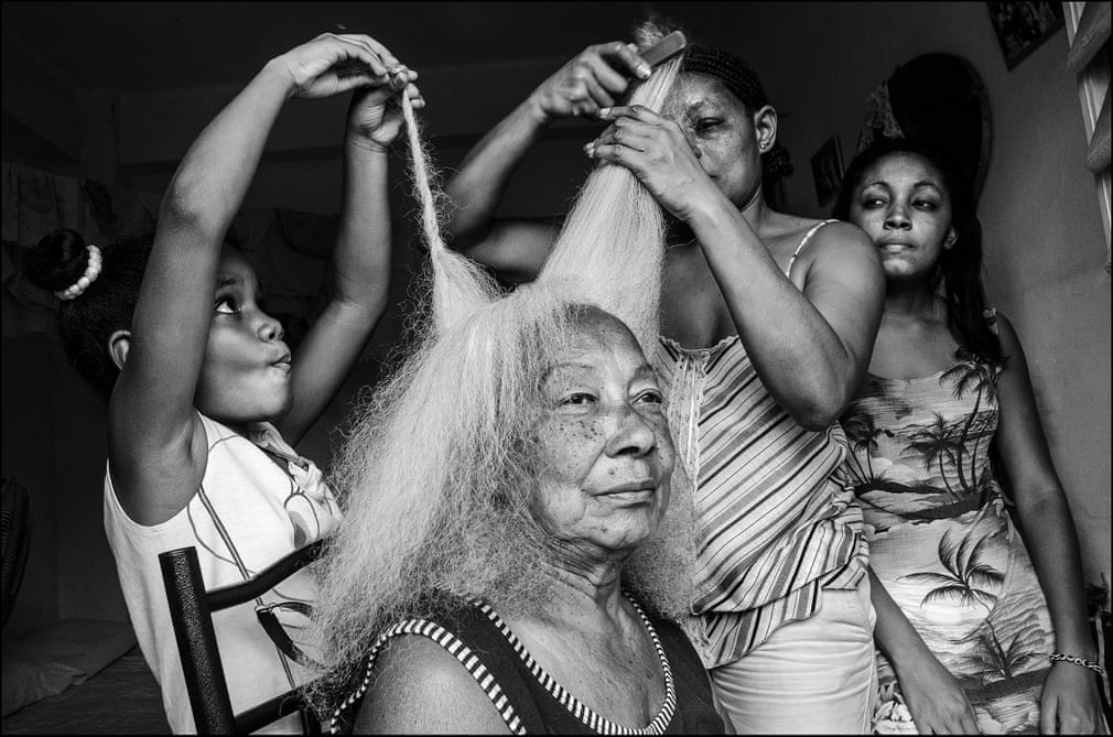 HAVANNA. Mit seinem ausgeprägten fotografischen Gespür fängt er vertraute Momente ein, das normale, alltägliche Leben in der Stadt oder auf dem Land. Aufnahmen wie diese machen ihn zu einem der begabtesten Fotografen Lateinamerikas. | Bildquelle: The Guardian HAVANNA. Mit seinem ausgeprägten fotografischen Gespür fängt er vertraute Momente ein, das normale, alltägliche Leben in der Stadt oder auf dem Land. Aufnahmen wie diese machen ihn zu einem der begabtesten Fotografen Lateinamerikas. | Bildquelle: The Guardian | Bilder sind in der Regel urheberrechtlich geschützt