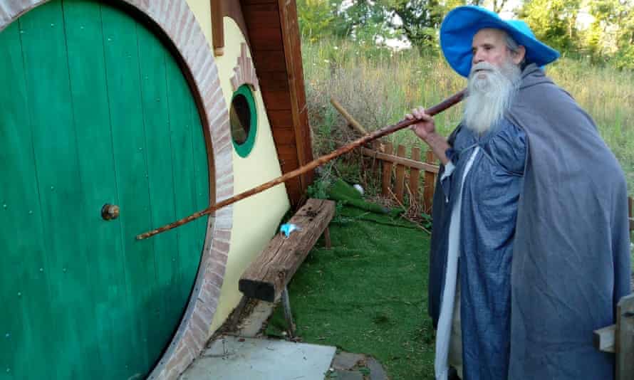 Un visitatore bussa alla porta di una casa nel Gentileshire, Abruzzo, Italia