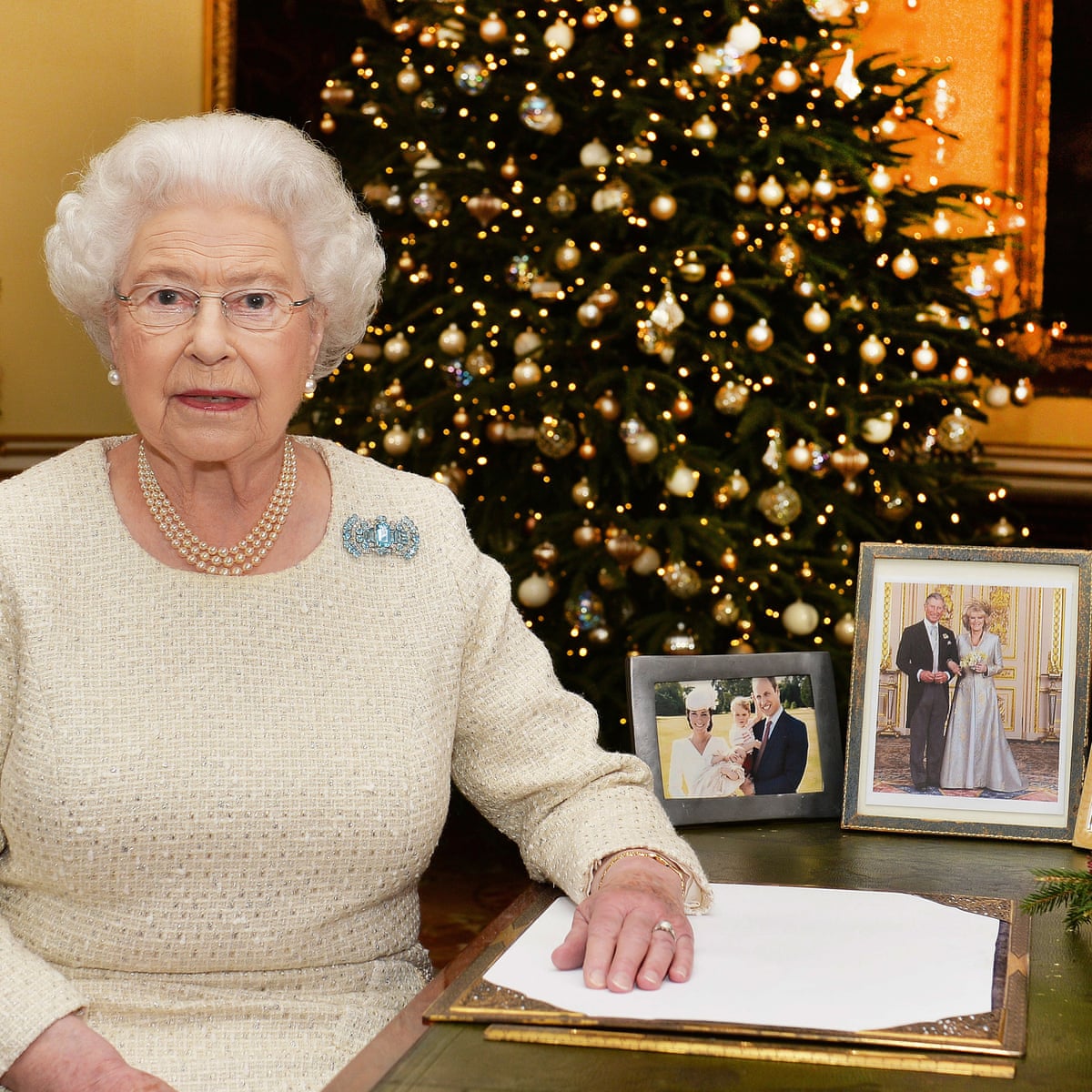 Queen S Christmas Message Light Will Overcome Darkness The Queen The Guardian Queens Christmas Lunch 2021