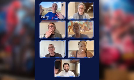 Captura de tela mostrando os atores Robert Downey Jr, Scarlett Johansson, Mark Ruffalo, Don Cheadle, Chris Evans, Danai Gurira e Paul Bettany em telas separadas de uma videochamada.