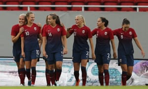 Caroline Hansen (No 10) celebra después de anotar al ganador para Noruega al final del juego.