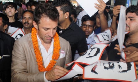 Alessandro Del Piero signs autographs at New Delhi airport