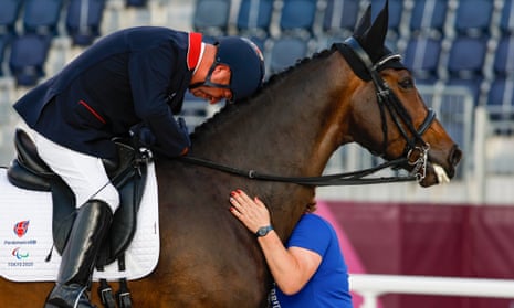 Lee Pearson celebrates with his horse Breezer after winning gold in Tokyo