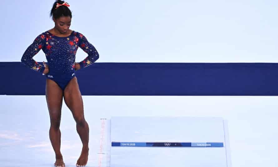 Simone Biles reacciona tras competir en el evento de salto de gimnasia artística de la clasificación femenina durante los Juegos Olímpicos de Tokio 2020