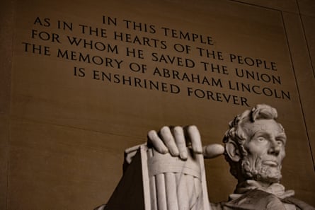 A statue of Abraham Lincoln