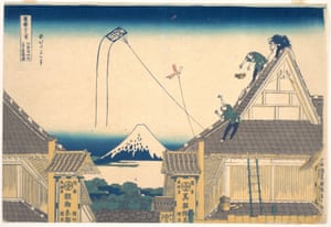 This print offers a view of the rooftop of Echigoya (sometimes called Mitsui Clothing Store), a kimono-fabric retailer established in 1673 and the predecessor to the Mitsukoshi department store, founded in 1903. Signs on both sides of the Suruga-cho thoroughfare display the historic Mitsui crest, and this elevated vantage point effectively contrasts the bustle of the vast number of retail businesses with the peaceful solitude of Mt Fuji.