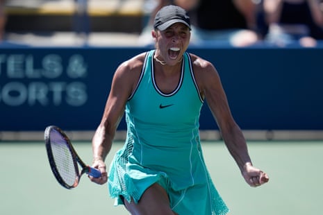 Madison Keys, dos Estados Unidos, comemora após derrotar Anna Bondar.