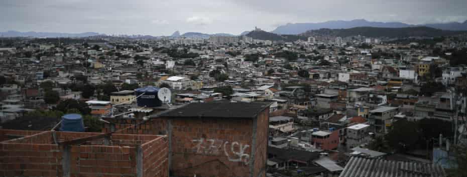 Una vista del Complexo de Israel, un grupo de favelas cerca del aeropuerto internacional de Río.