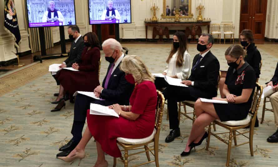 Joe Biden, Kamala Harris et leurs familles participent virtuellement à un service interconfessionnel tenu à la cathédrale nationale de Washington.