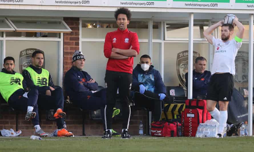جاش گولینگ ، مدیر Hereford ، از طریق تماس با تلفن Edgar Street ، به بازیکنان خود دستورالعمل می دهد.