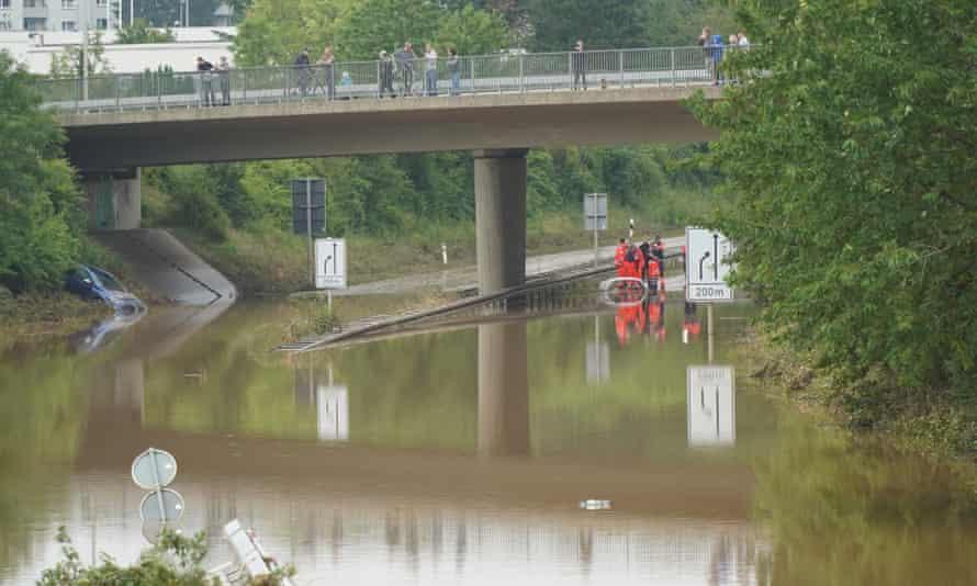 Überflutete Straße in Erfstadt-Plassem.