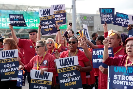 来自肯塔基州路易斯维尔的美国汽车工人联合会在密歇根州底特律举行集会，支持罢工的美国汽车工人联合会成员。