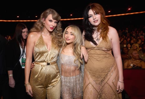 Taylor Swift, Sabrina Carpenter and Gayle at the 2022 American Music Awards.