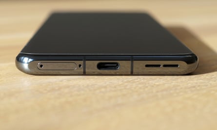 Le port USB-C en bas du OnePlus 11.