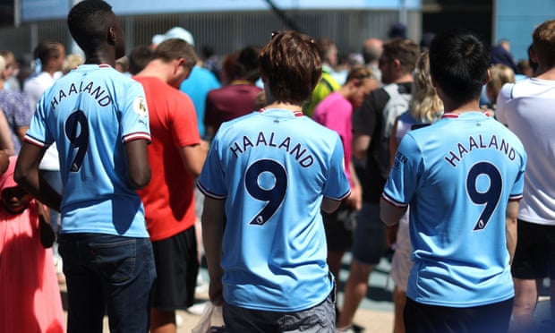 Manchester City fans in Erling Haaland shirts