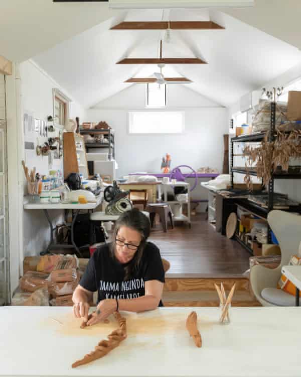 Penny Evans, K/Gamilaroi people, work in progress, Widjabal Wia-bal Country/Lismore, New South Wales, 2021, image courtoisie et © l'artiste