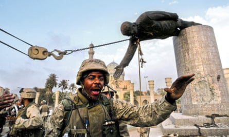 Des Marines américains arrivent pour aider des civils irakiens à abattre une statue de Saddam Hussein à Bagdad.