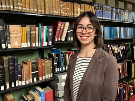 Elisabetta Magnanti in front of bookshelves.